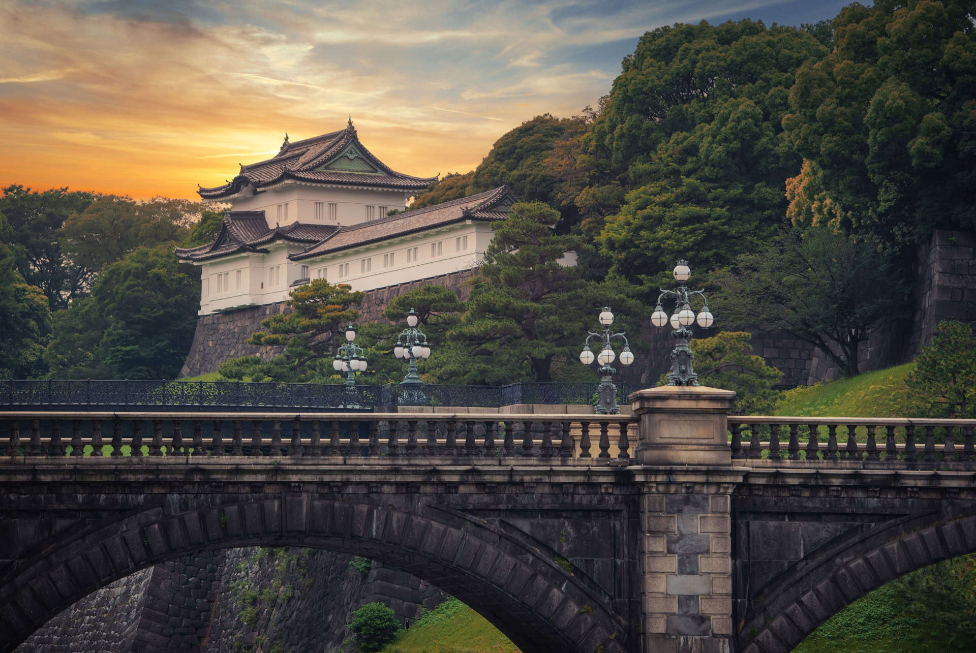 palais imperial de tokyo au coucher du soleil