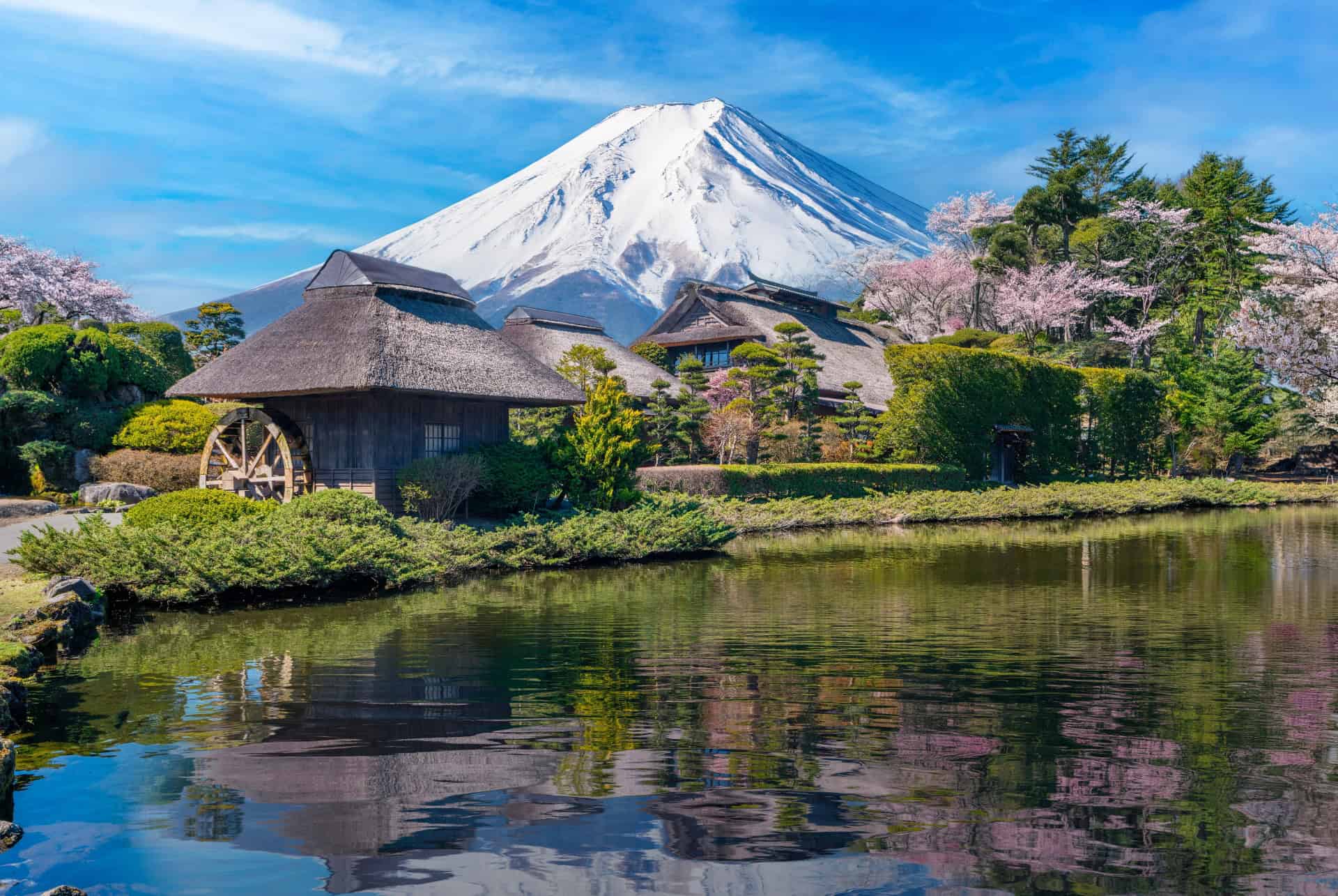 village traditionnel et mont fuji