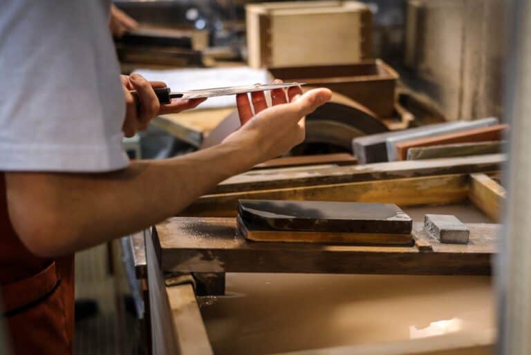 Fabrication d'un couteau traditionnel chez un forgeron