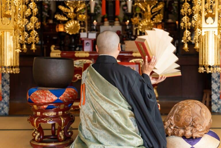 Rencontre avec un moine bouddhiste dans un temple