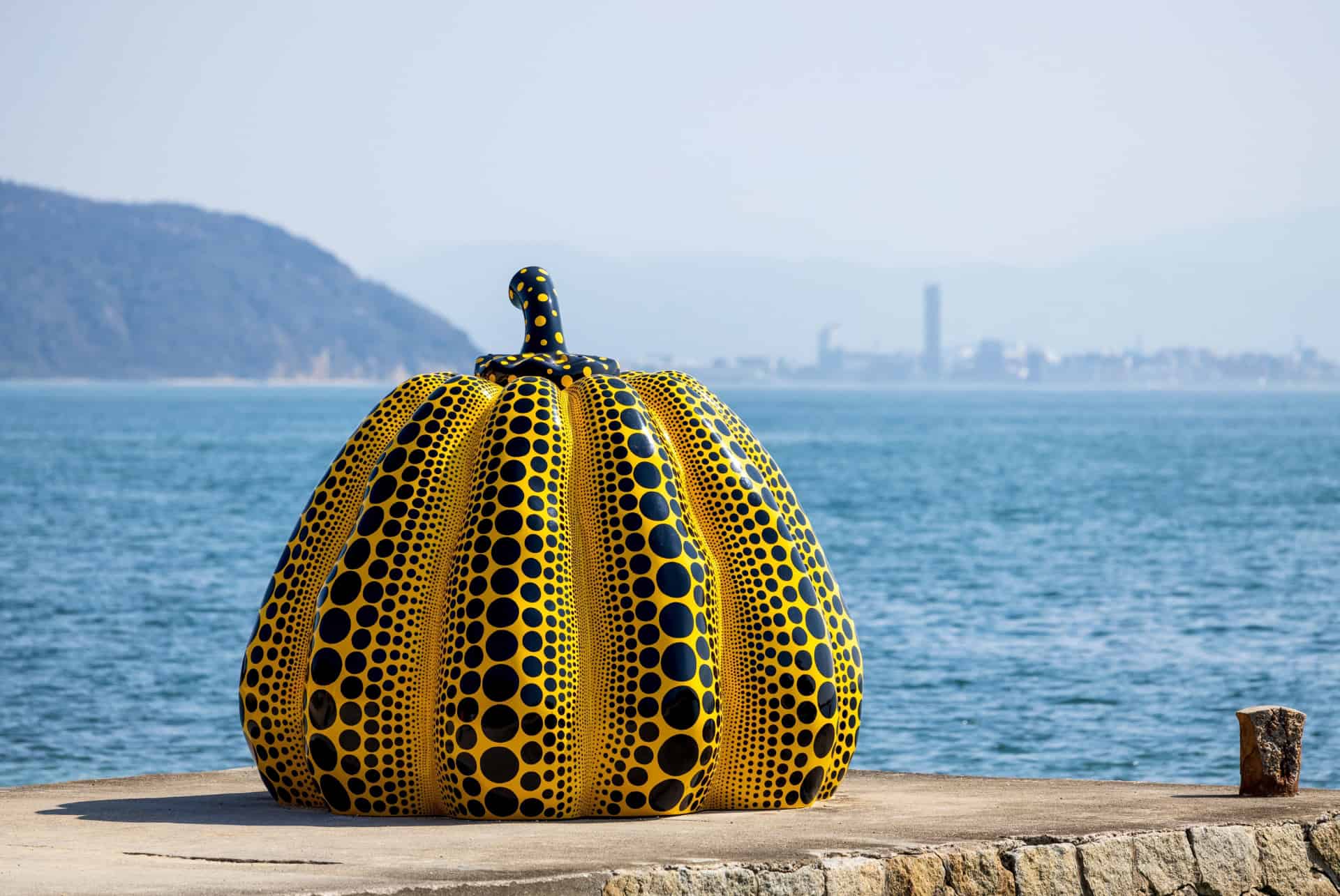 citrouille jaune par yayoi kusama