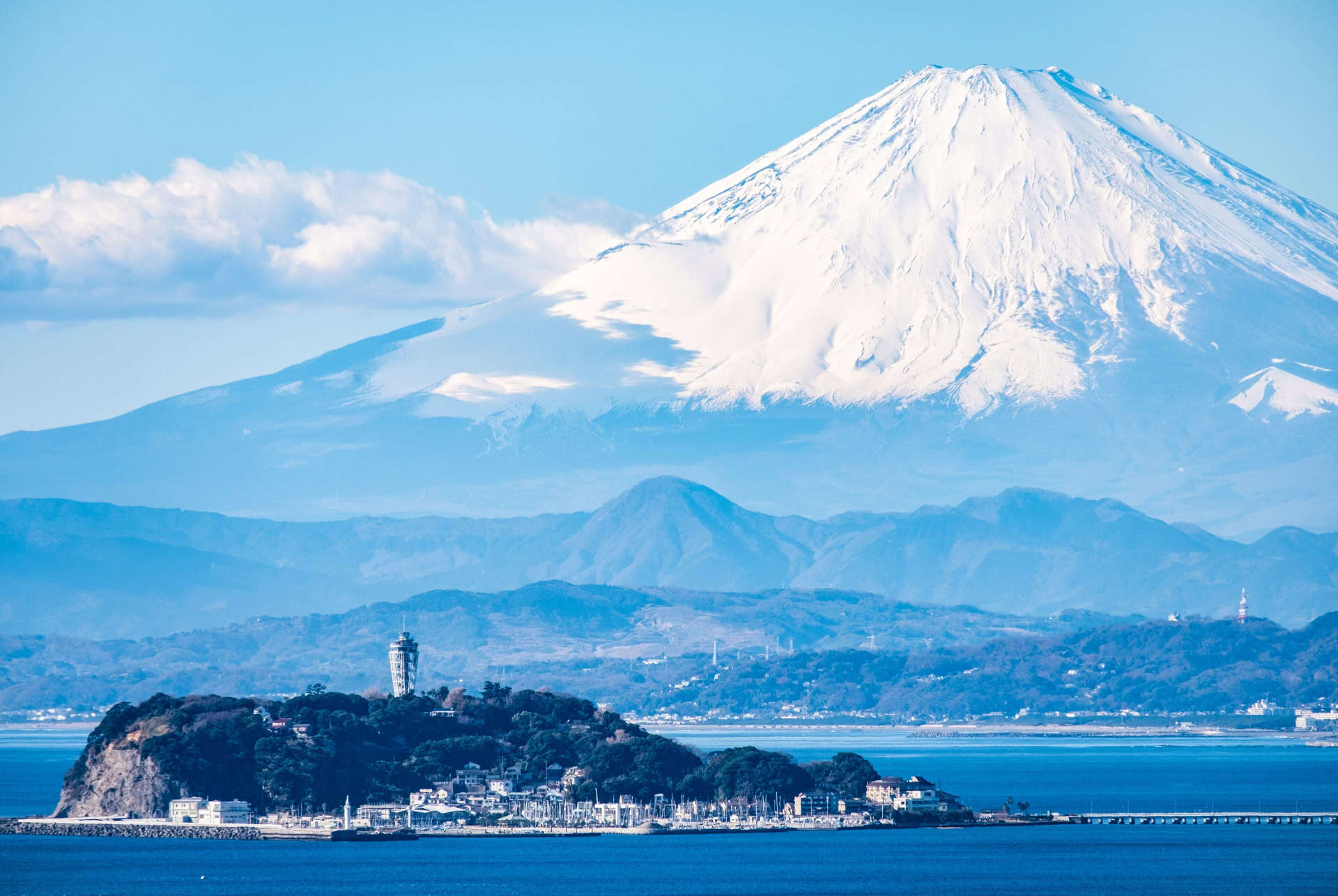 ile de enoshima avec vue sur le mont fuji en arriere plan