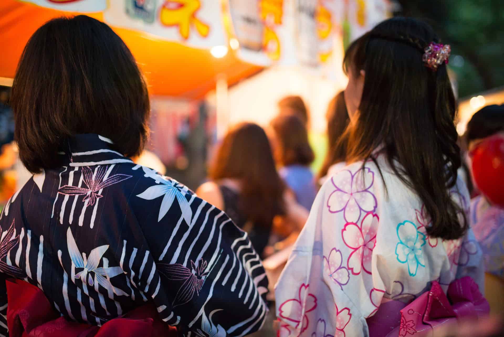 japon en aout promenade nocturne en yukata