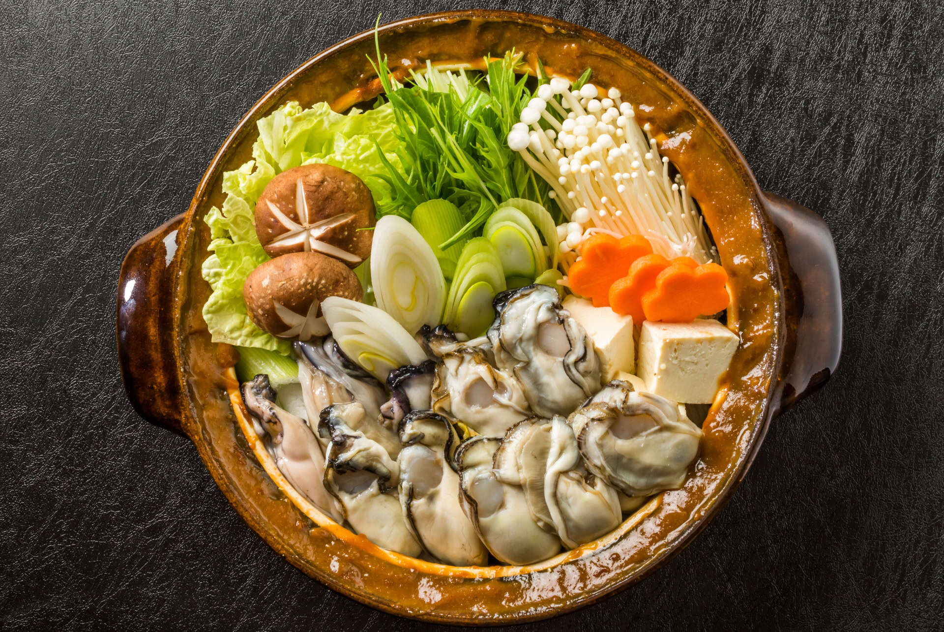 dote nabe avec les bords de la marmite couverts de pate miso dote nabe avec les bords de la marmite couverts de pate miso