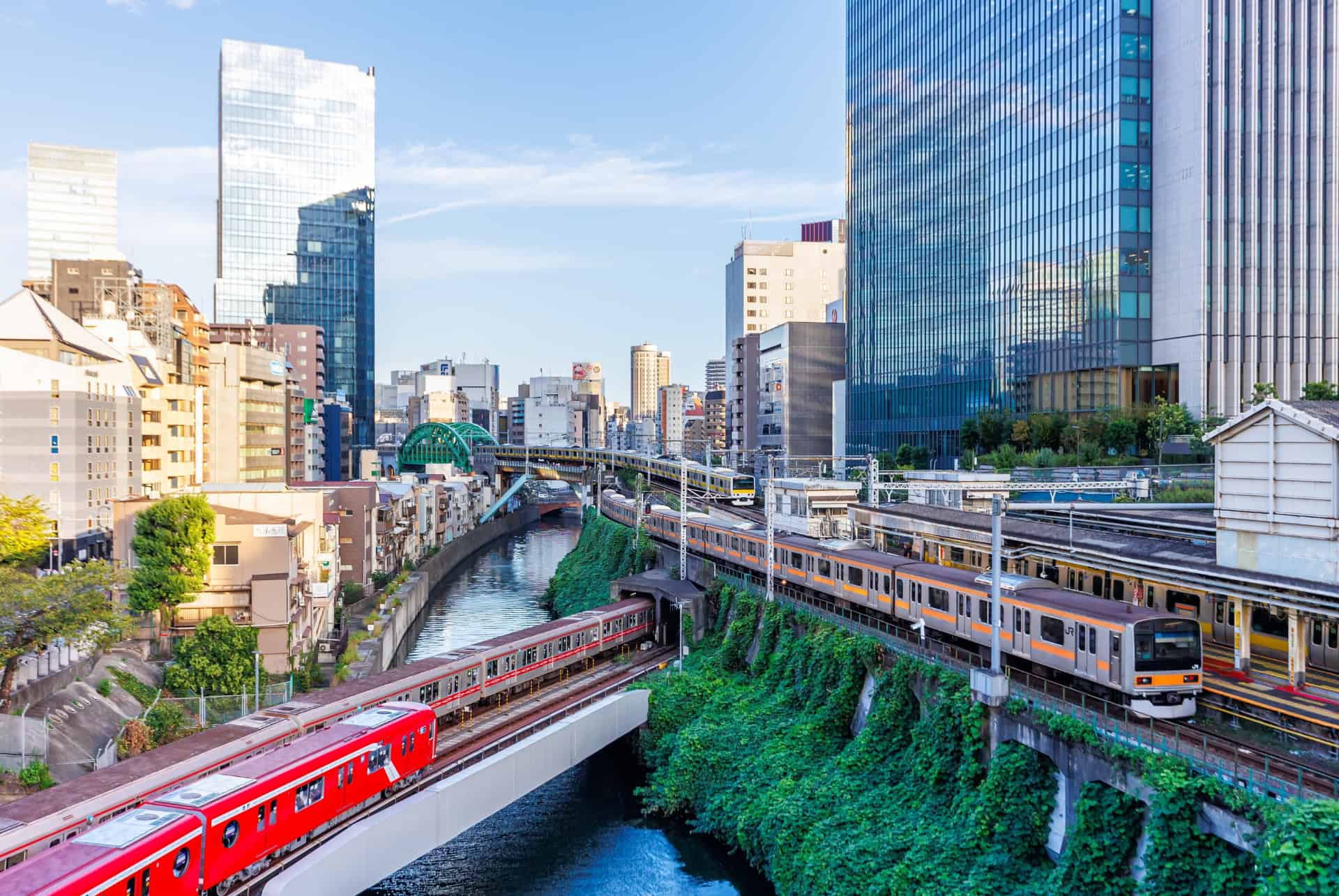 trains traversant tokyo