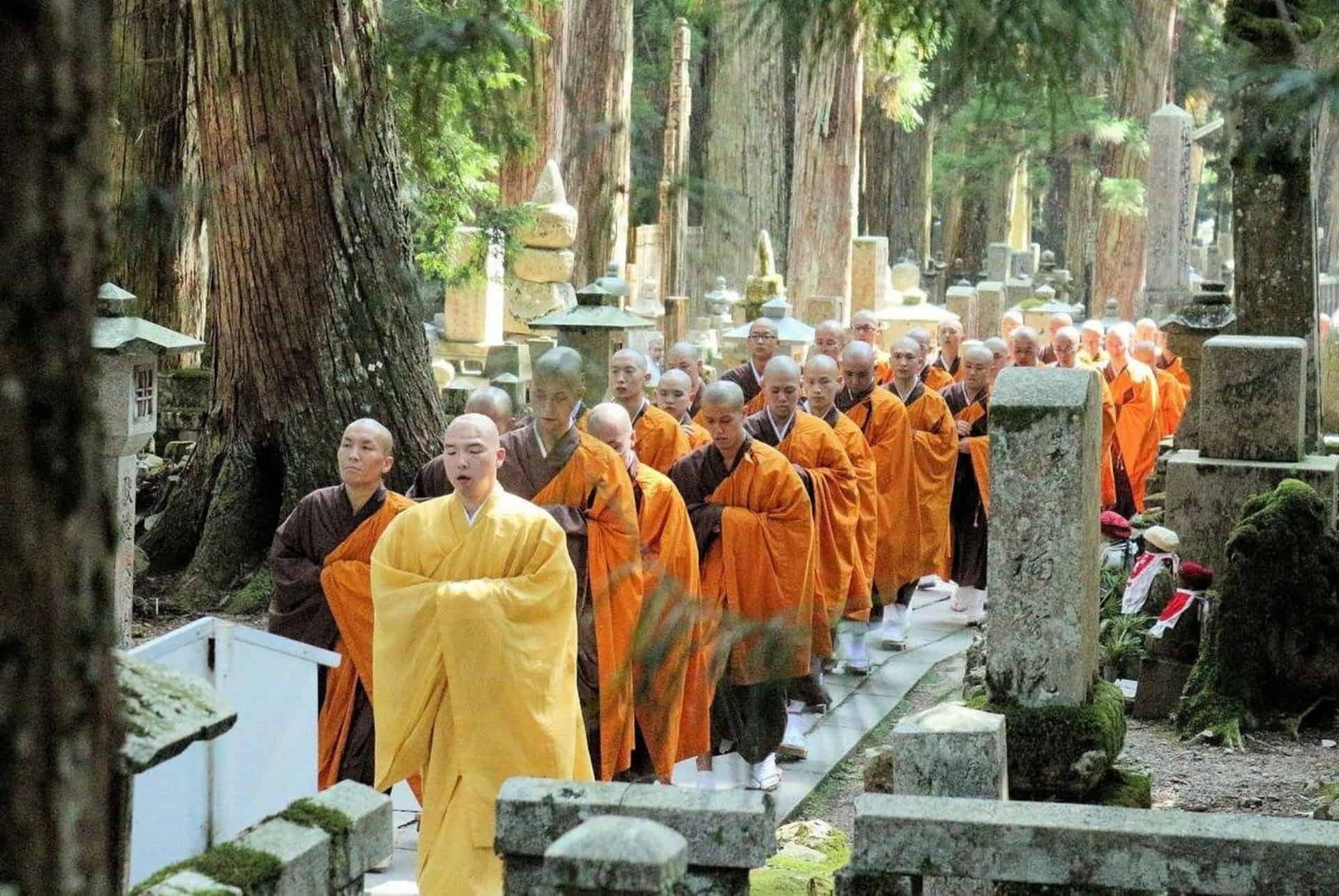 procession de moines au cimetiere okuno in procession de moines au cimetiere okuno in