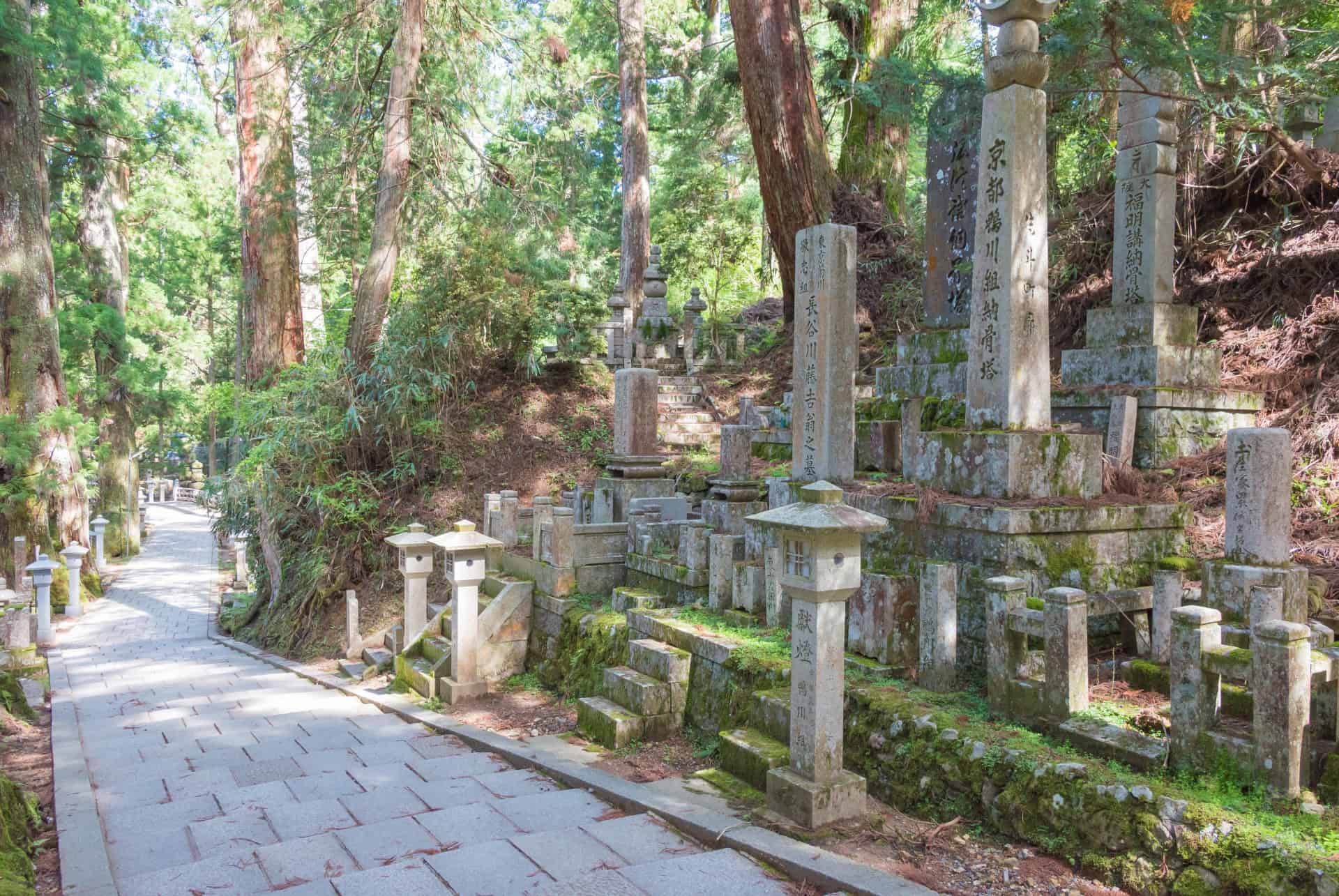 tombes au cimetiere de okuno in tombes au cimetiere de okuno in