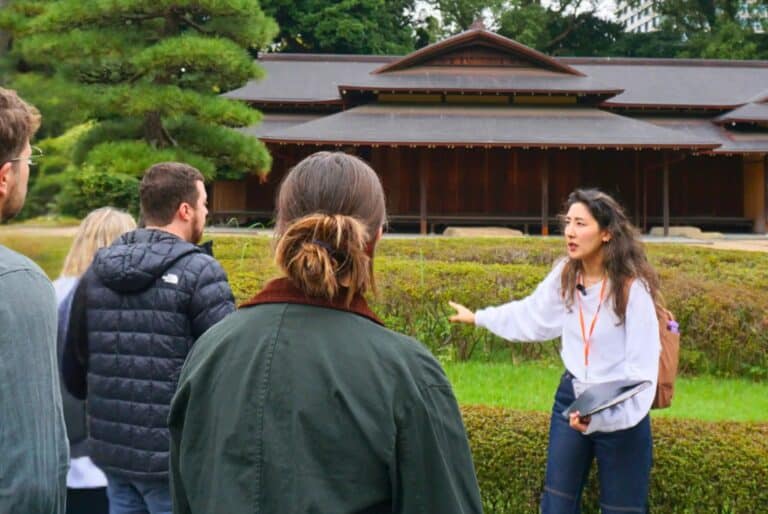 Visite guidée à pied des jardins de l'Est du Palais Impérial (français)