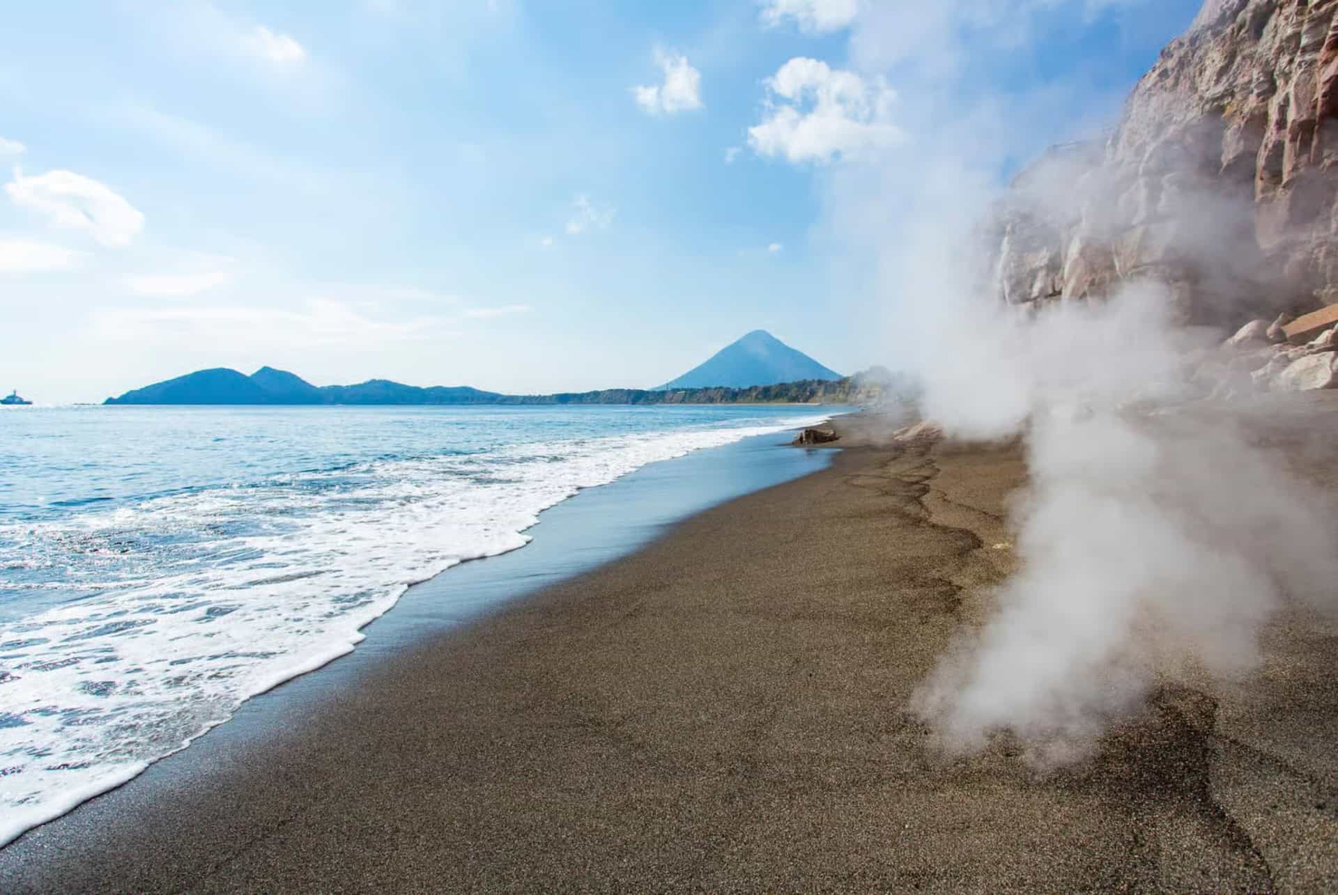 plage de sable volcanique